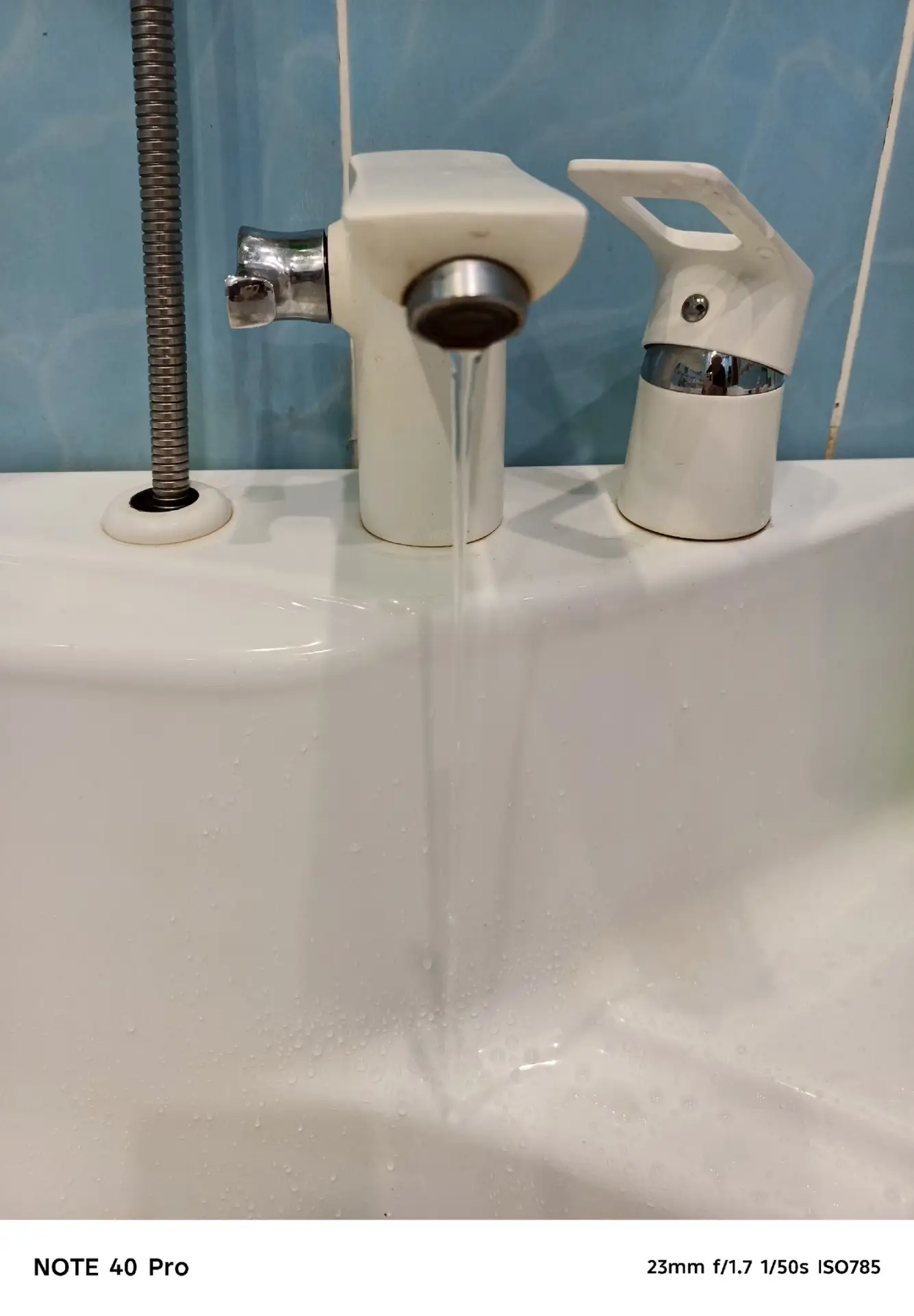 Добрый день. Вот такой напор горячей воды на пр. Мира. Заявка об этом лежит месяц у мас...