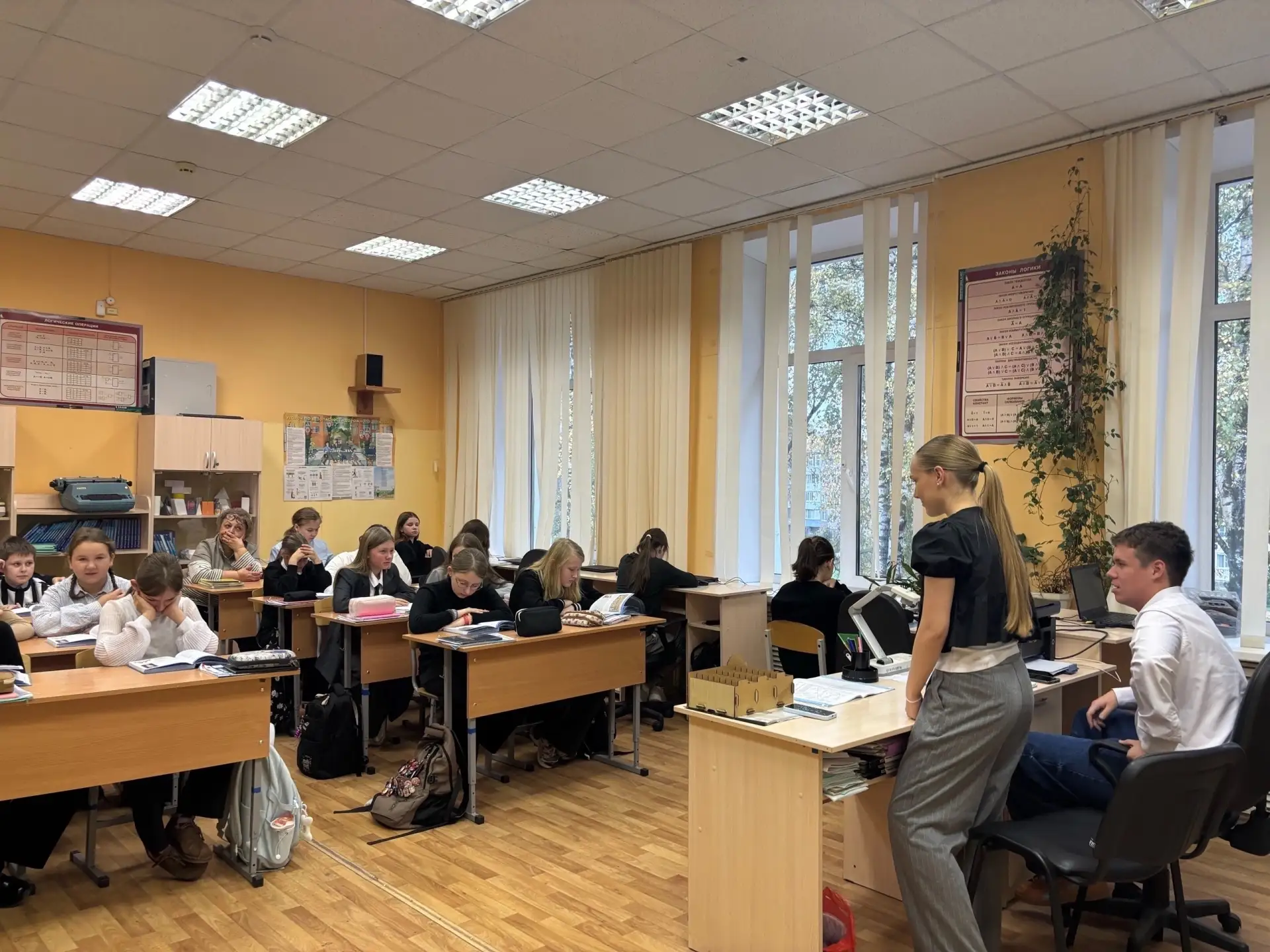 🍎 Сегодня в нашей школе всё наоборот!