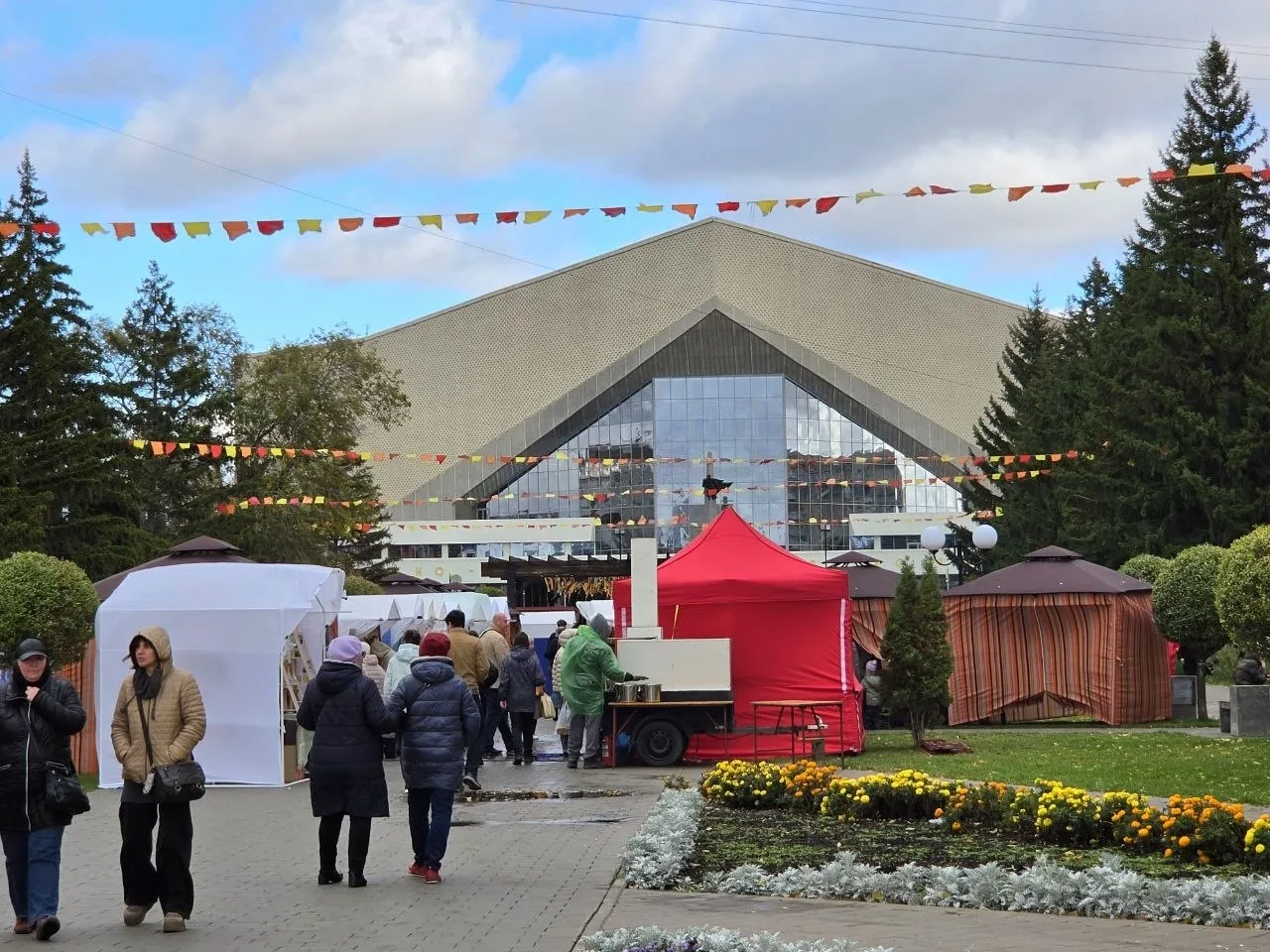 🍂Сегодня на бульваре Мартынова стартовала "Покровская ярмарка".