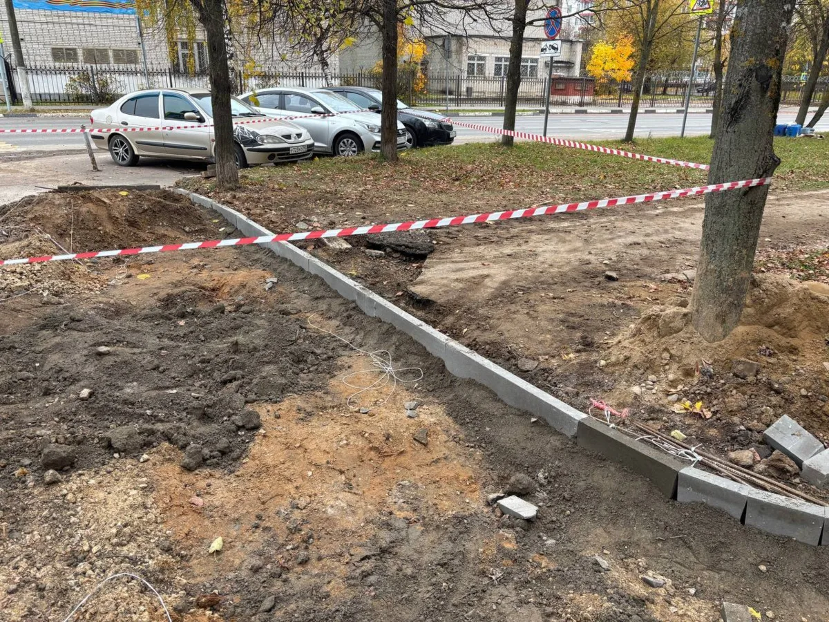 Вот так благоустраиватели города завершили велодорожку. Главное — новый бордюр поставить.