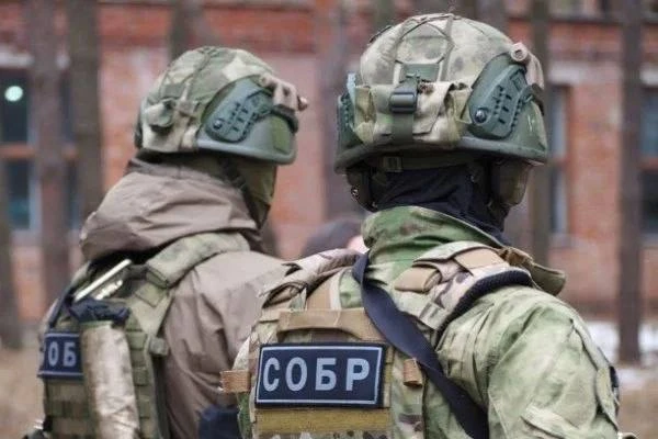 В частном доме нашли боевой пистолет Макарова, самодельный пистолет и около 100 патронов.