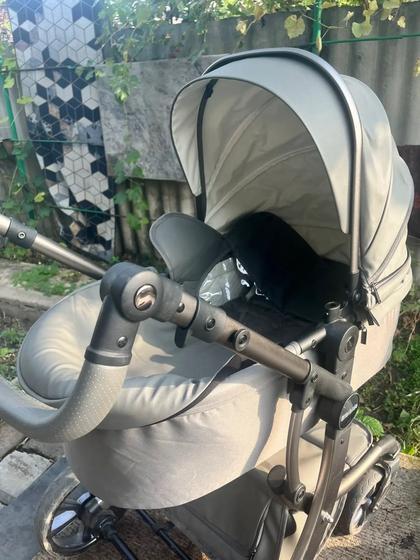 Продаётся практически новая детская коляска- трансформер 2в1 Bibikids. В использовании ...
