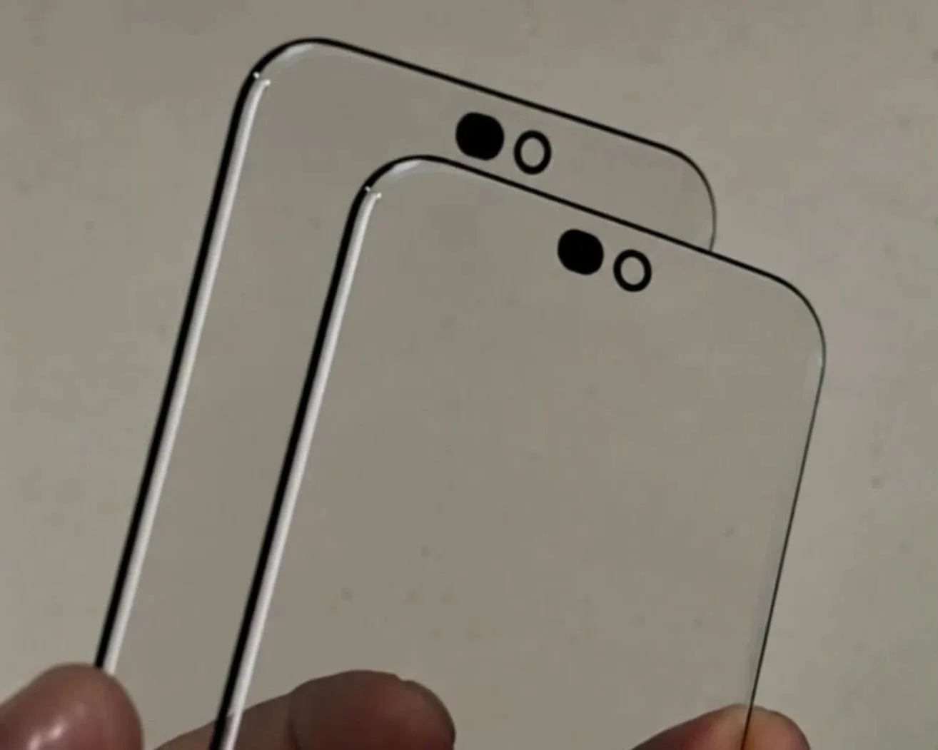 Инсайдер Ice Universe опубликовал снимки стёкол с дисплеев будущих юбилейных iPhone 20 ...