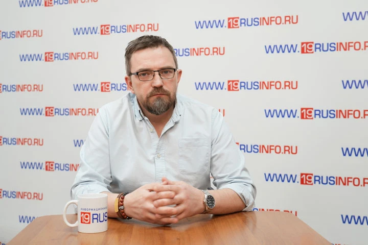 От бурсаков до катарсиса: откровенный разговор с режиссёром «Вия» в театре «Сказка»