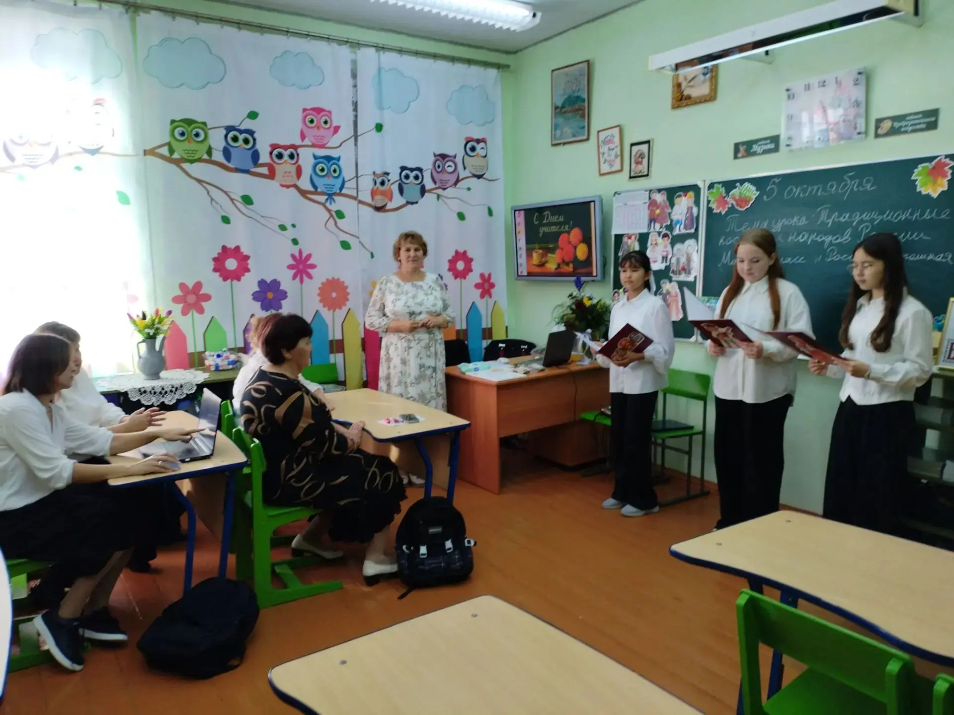 В День учителя ученицы 7 класса Байгонова Камилла, Жакина Адиля и Коркина Алёна  провел...
