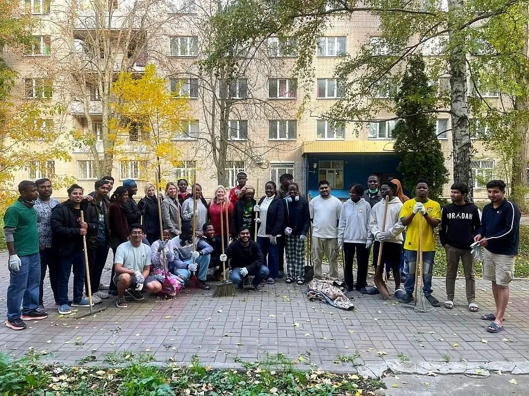 🌍 Иностранные слушатели ВГАУ приняли участие в уборке территории университета