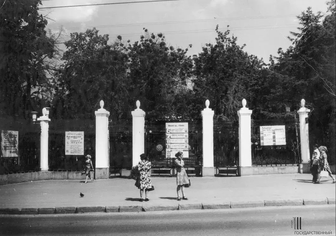 Центральный вход в Пермский городской сад культуры и отдыха им.Горького