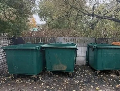 Сгоревшие мусорные контейнеры заменили на улице Ленина в Калуге