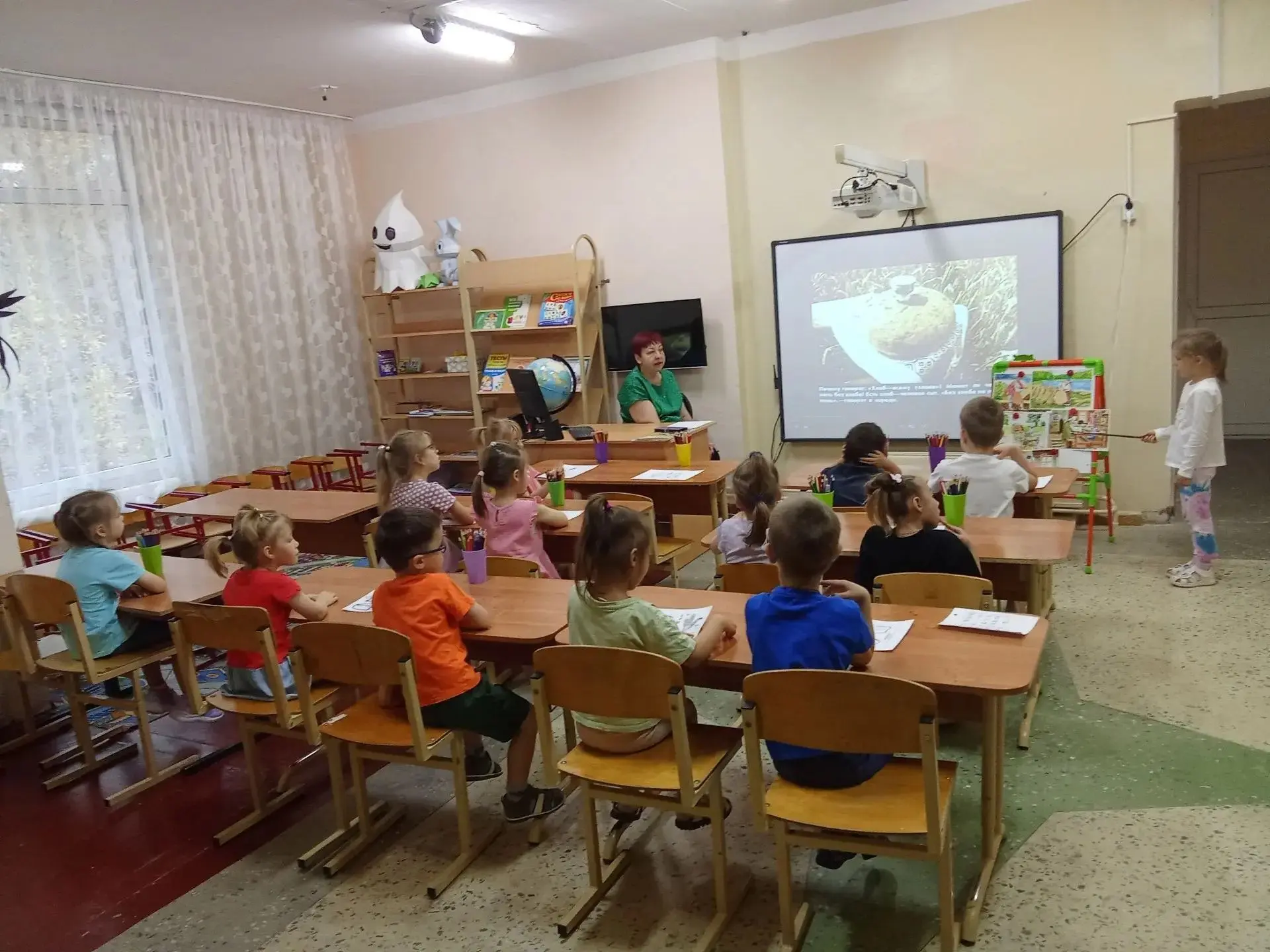 В группах компенсирующей направленности №4 и №5  прошла беседа «Хлеб — всему голова». Р...
