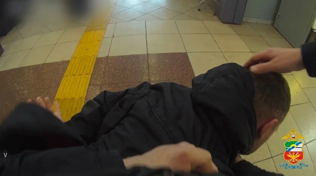 На Таймыре транспортные полицейские задержали мужчину за распитие алкоголя в аэропорту ...