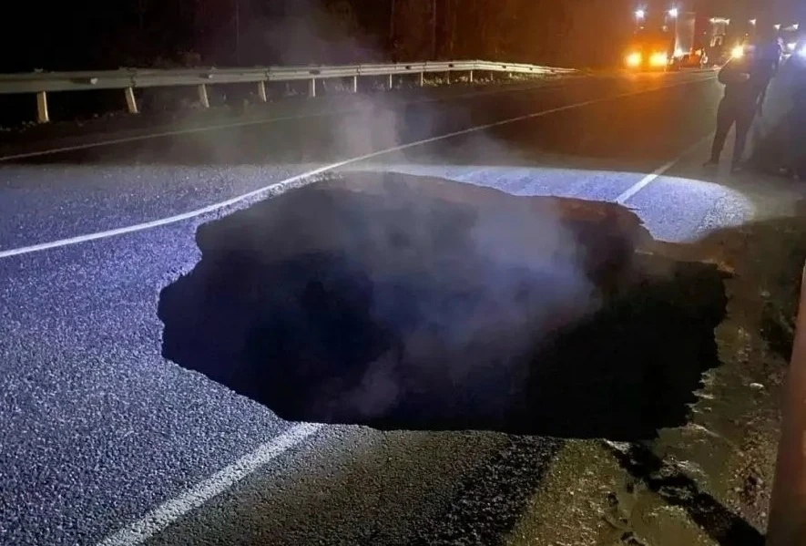 🚘 Прокуратура заинтересовалась карстовым провалом на трассе в Прикамье