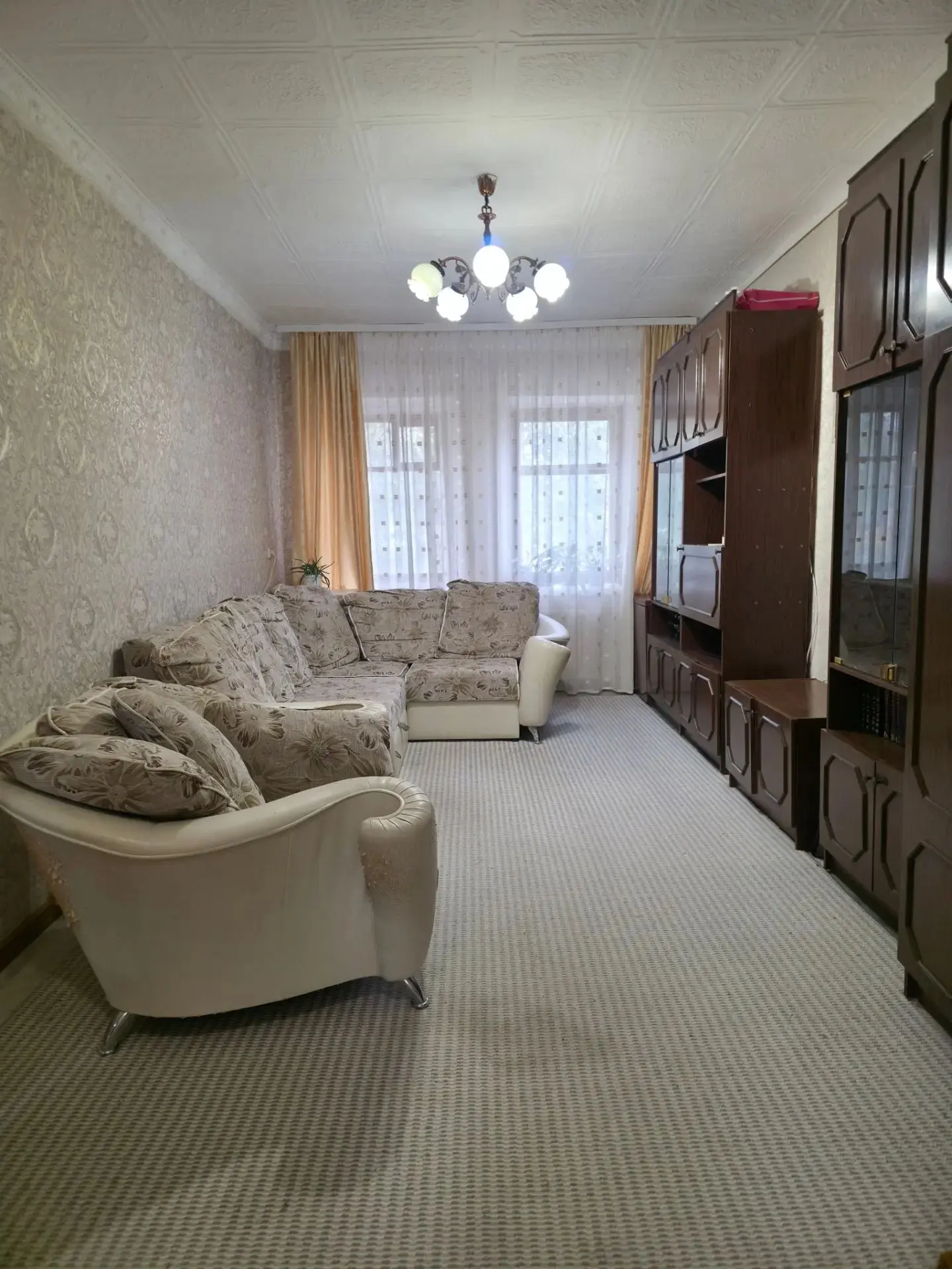 Продается 3 комнатная квартира в центре города, по пр. Горняков 13.