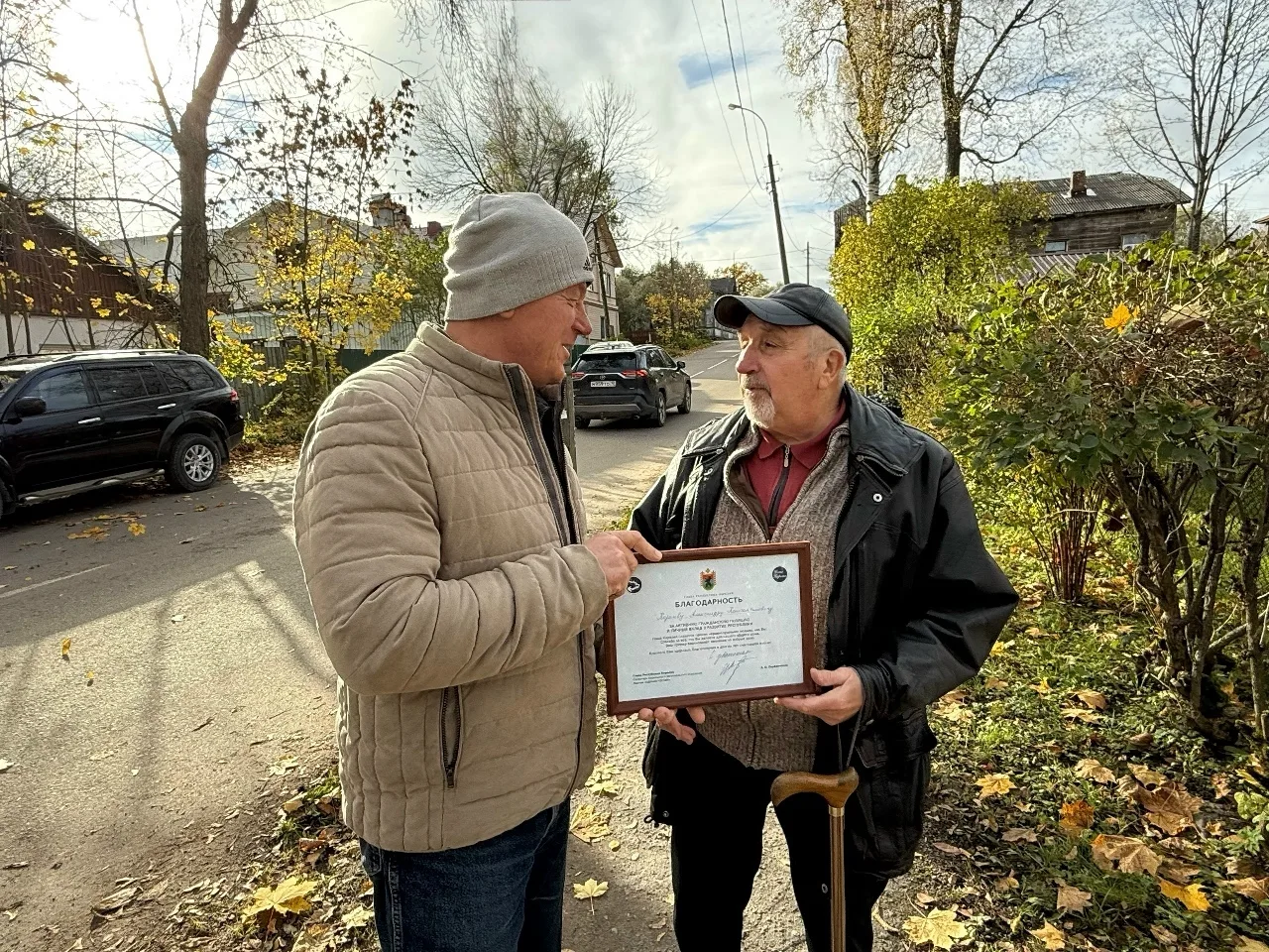 В Сортавальском округе поблагодарили пенсионера, который каждый день помогает убирать г...