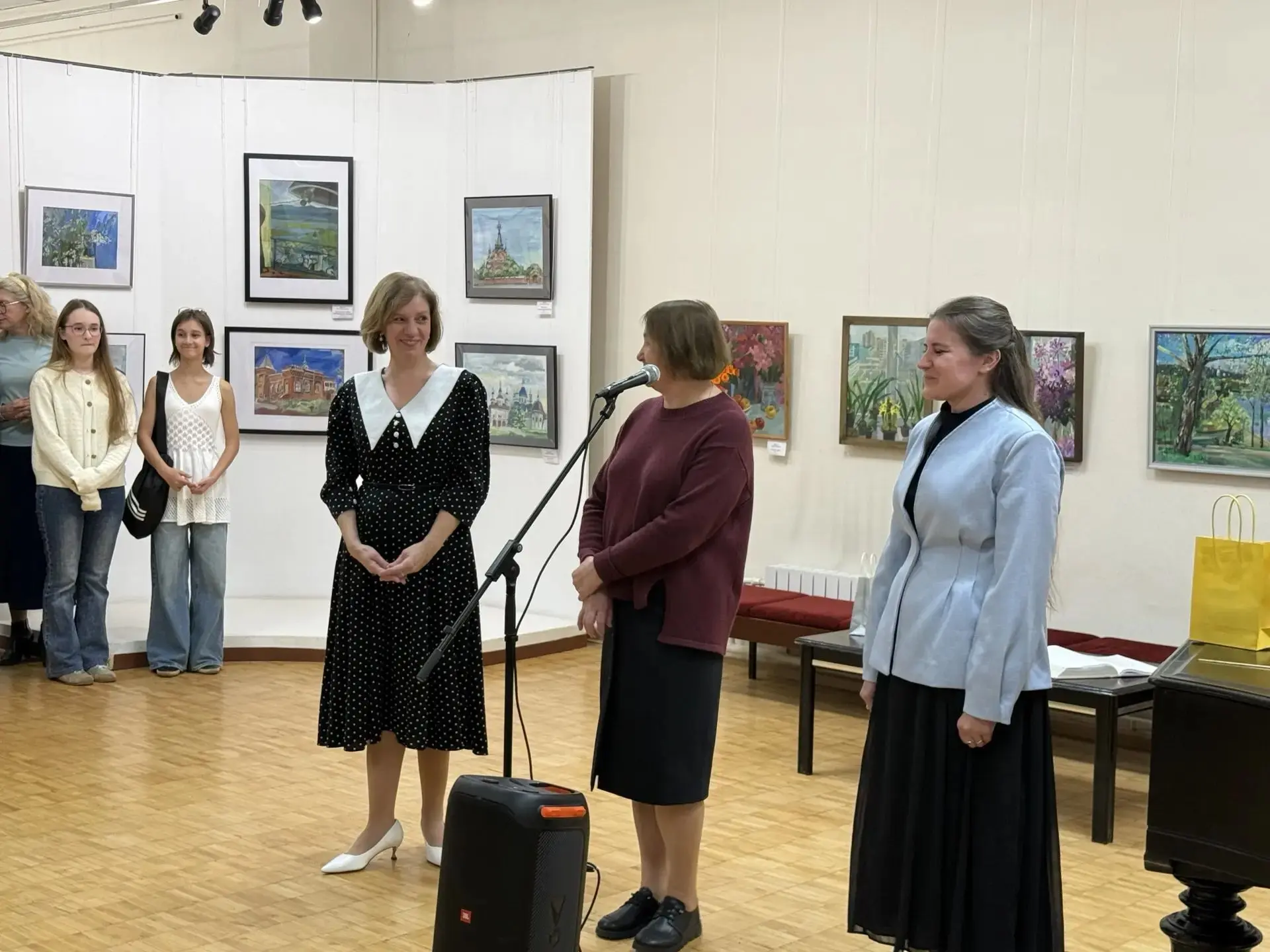 Открытие выставки двух талантливых молодых художниц Ольги Кретовой и Марии Шеровой собр...