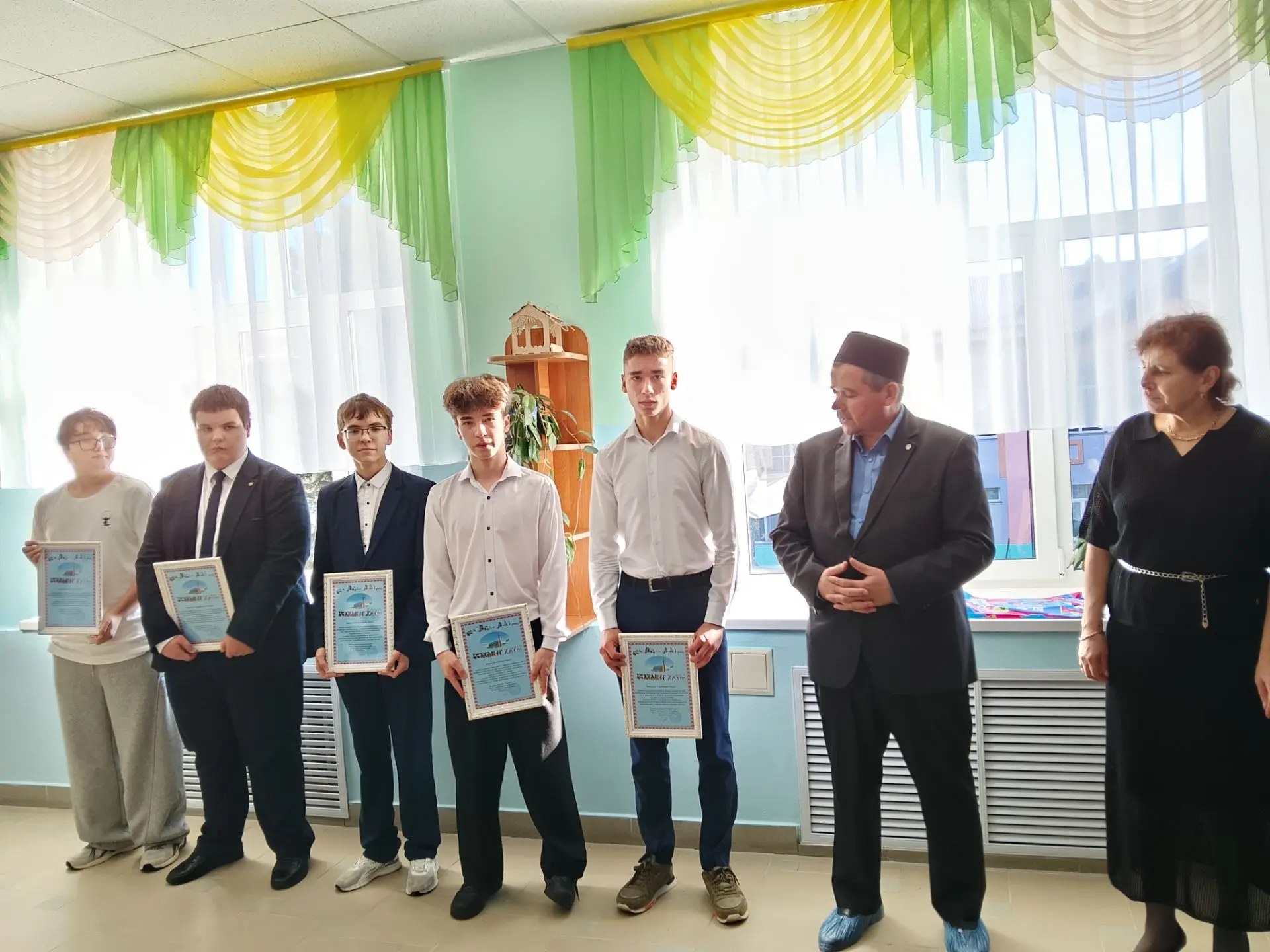 Кичә мэктэбебездэ Дамир Хәзрәт балаларга үгет-нәсыйхәт бирде, җәй көне эшләгән балаларг...