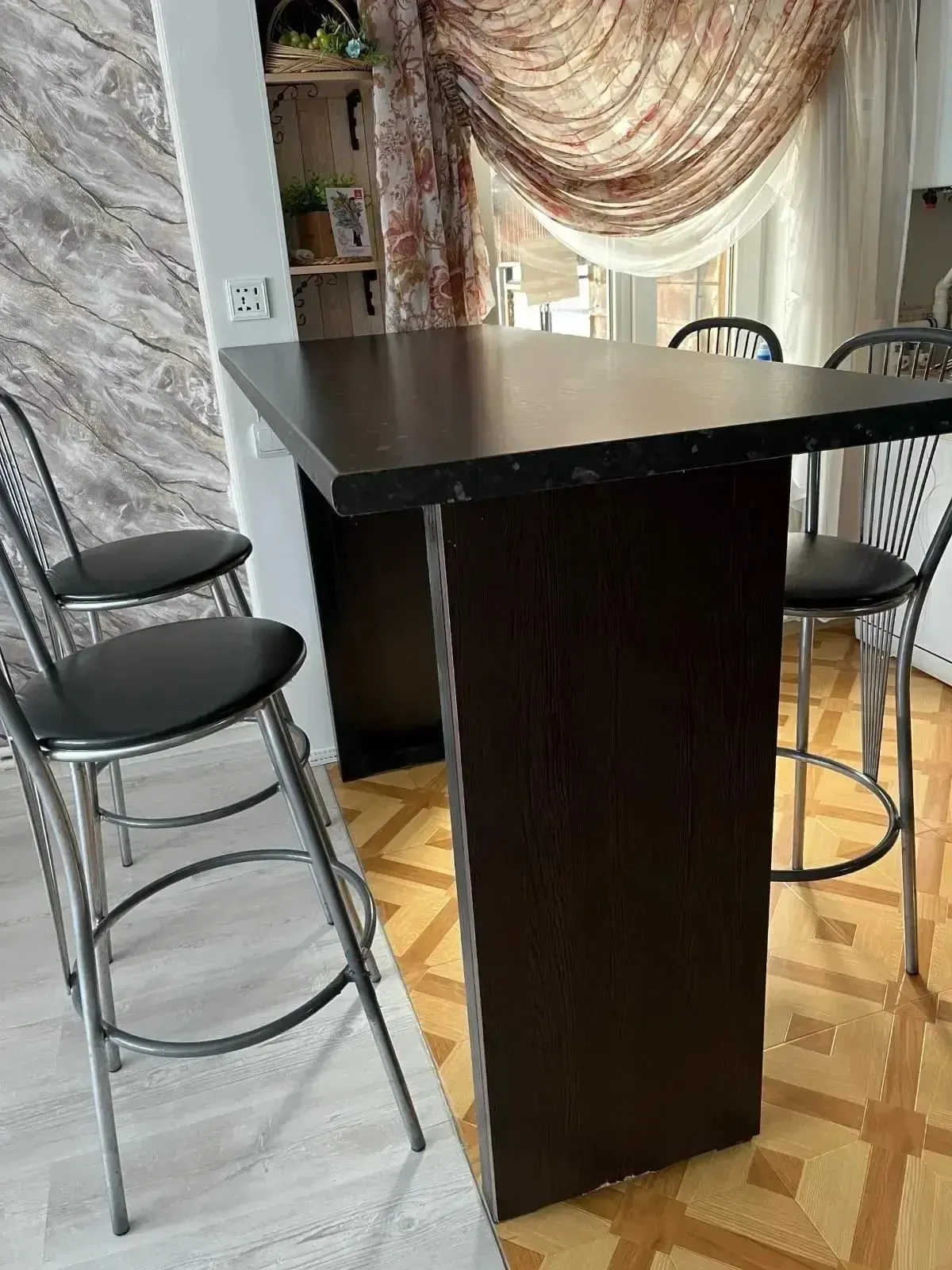 Продам барные стулья 4 шт -7000р