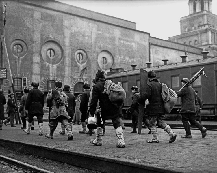 Крестьяне со всей страны прибыли на Казанский вокзал Москвы. На дворе 1929 год, на пове...