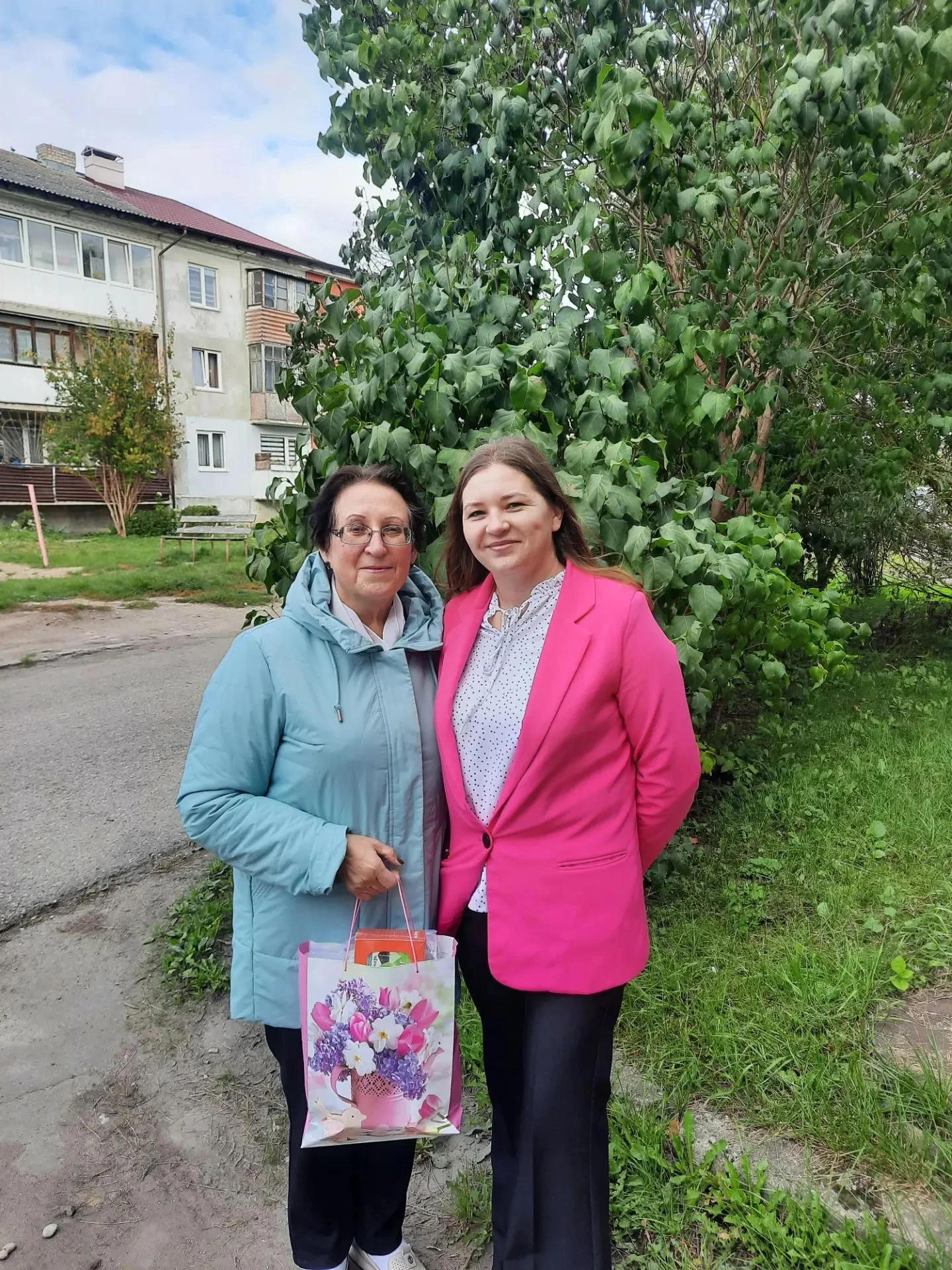 В День учителя наша школа по традиции не забыла о тех, кто долгие годы отдавал своё сер...