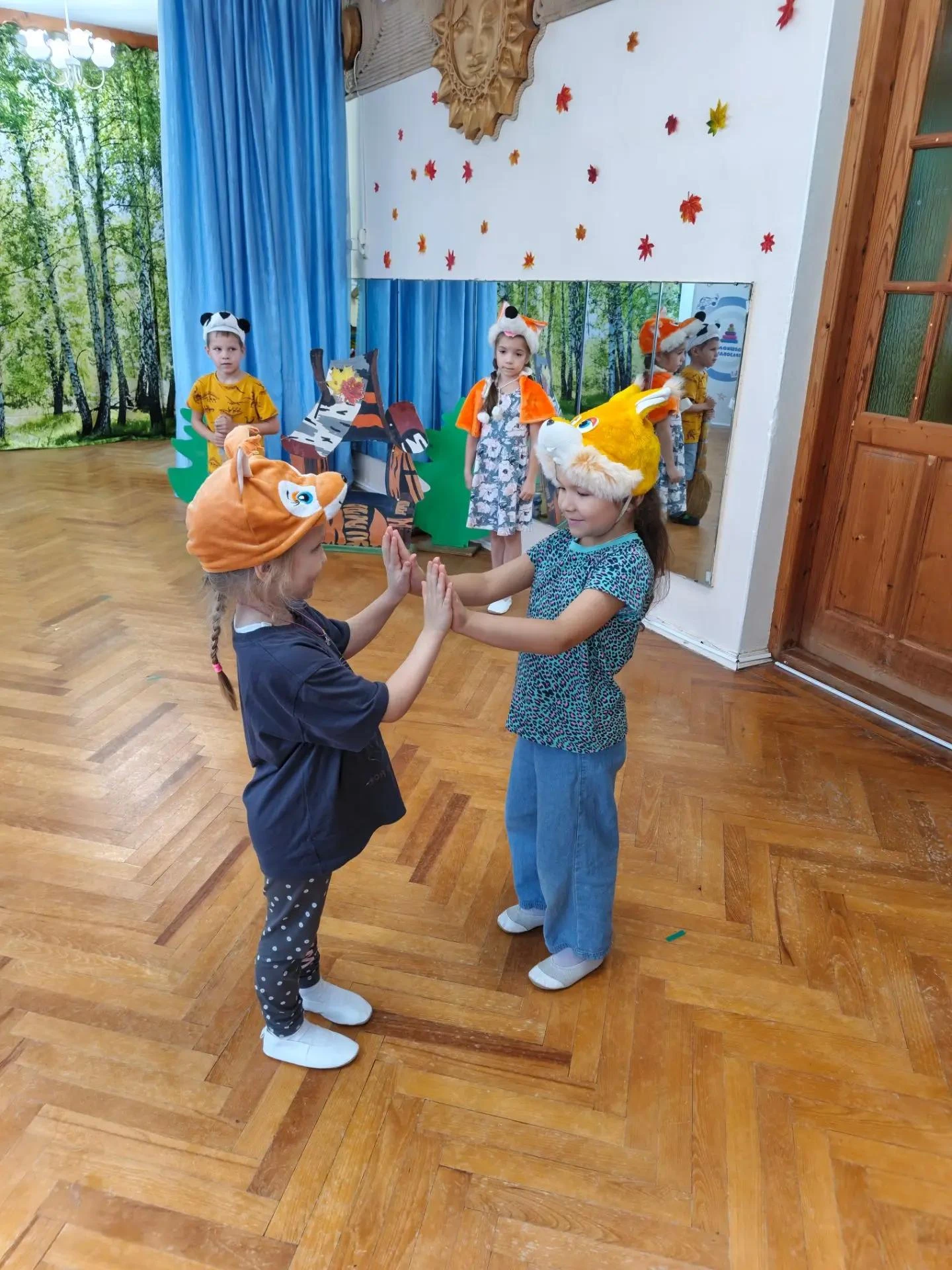 Сцена ждёт, зрители замерли в ожидании!