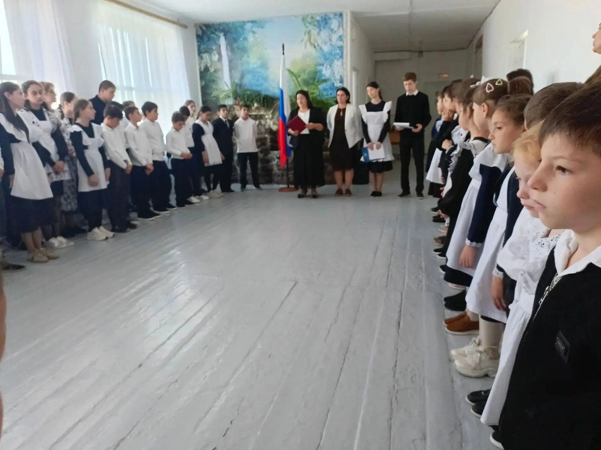 Сегодня в школе прошла  траурная линейка, посвященная памяти сотрудников правоохранител...