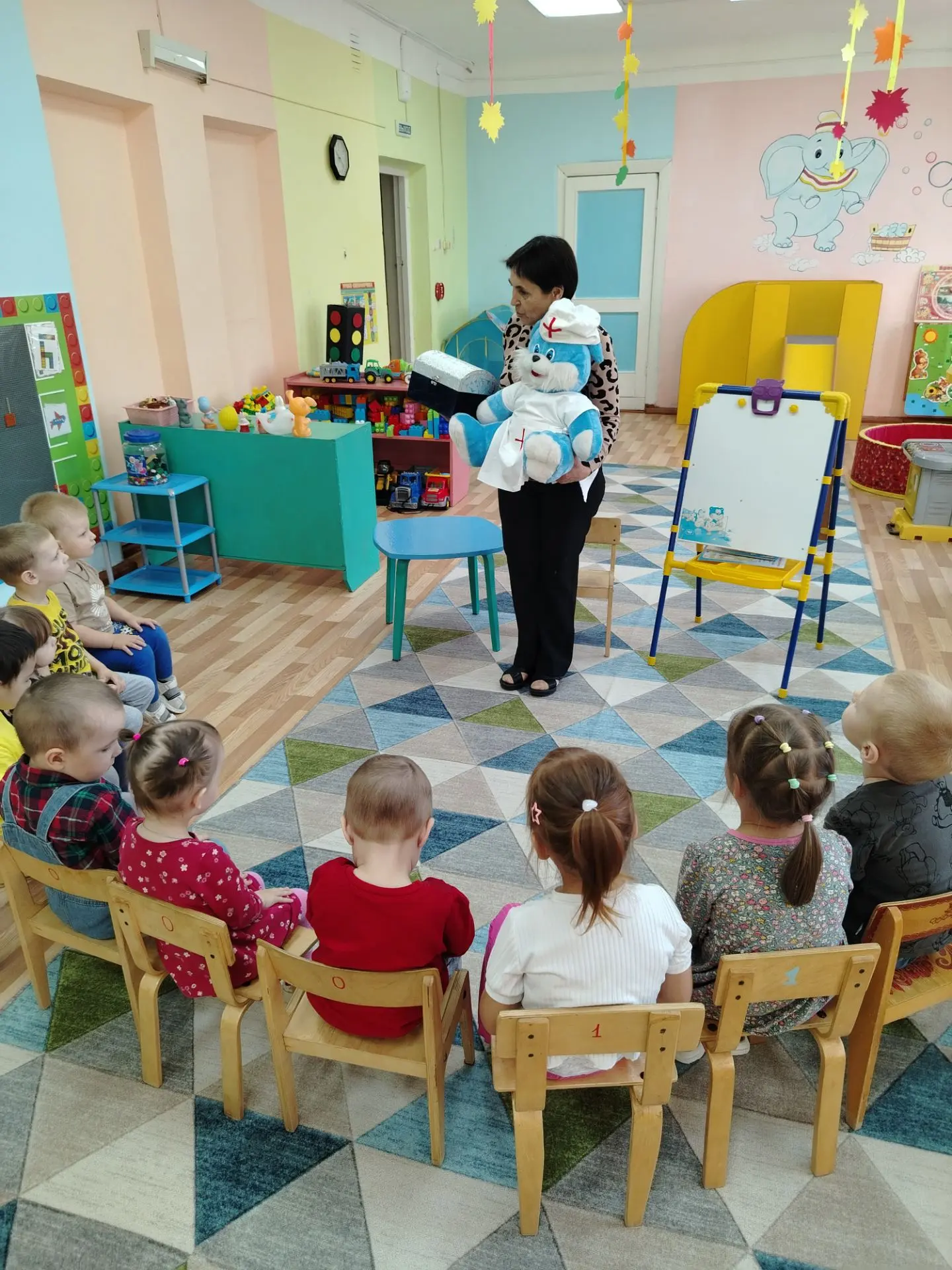 Сегодня у детей младшей группы было "Путешествие в страну Здоровья". К ним в гости прих...