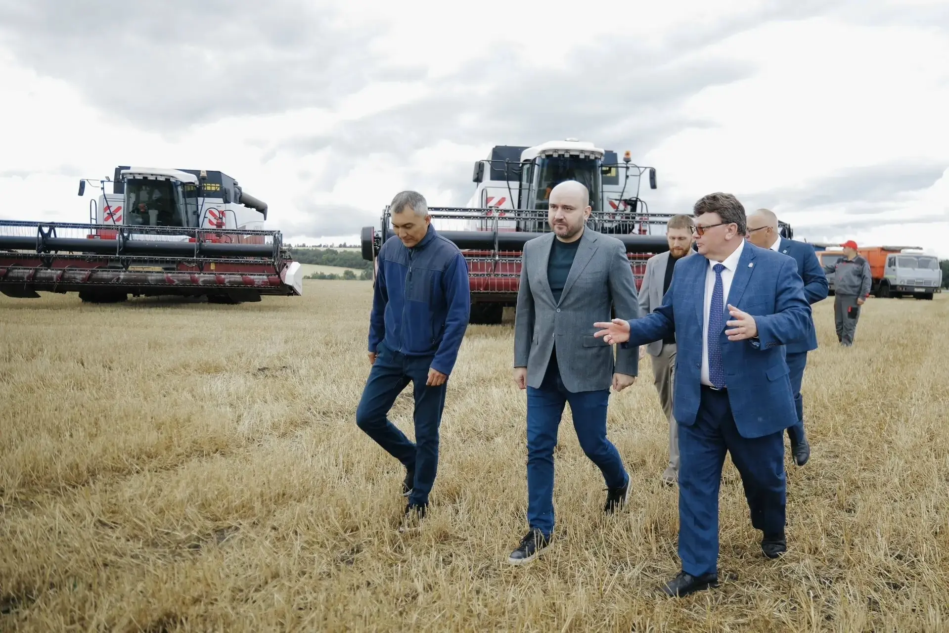 🚜42 года в поле и в мазуте: губернатор Самарской области лично отметил труд тракторист...