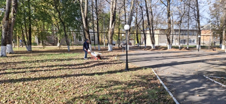 📸 Чистота и уют: команда Арсеньевского центра культуры наводит порядок!​