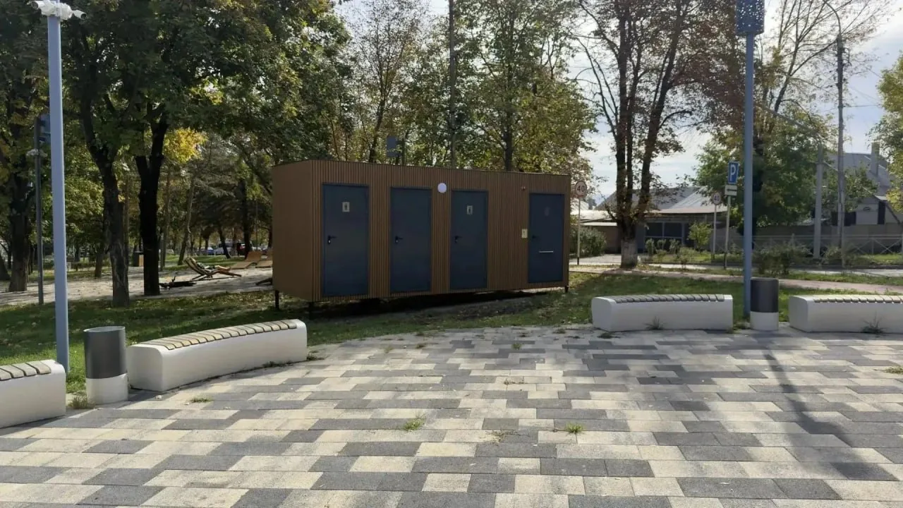 🌳 Сквер на Буачидзе становится удобнее: появился модульный туалет