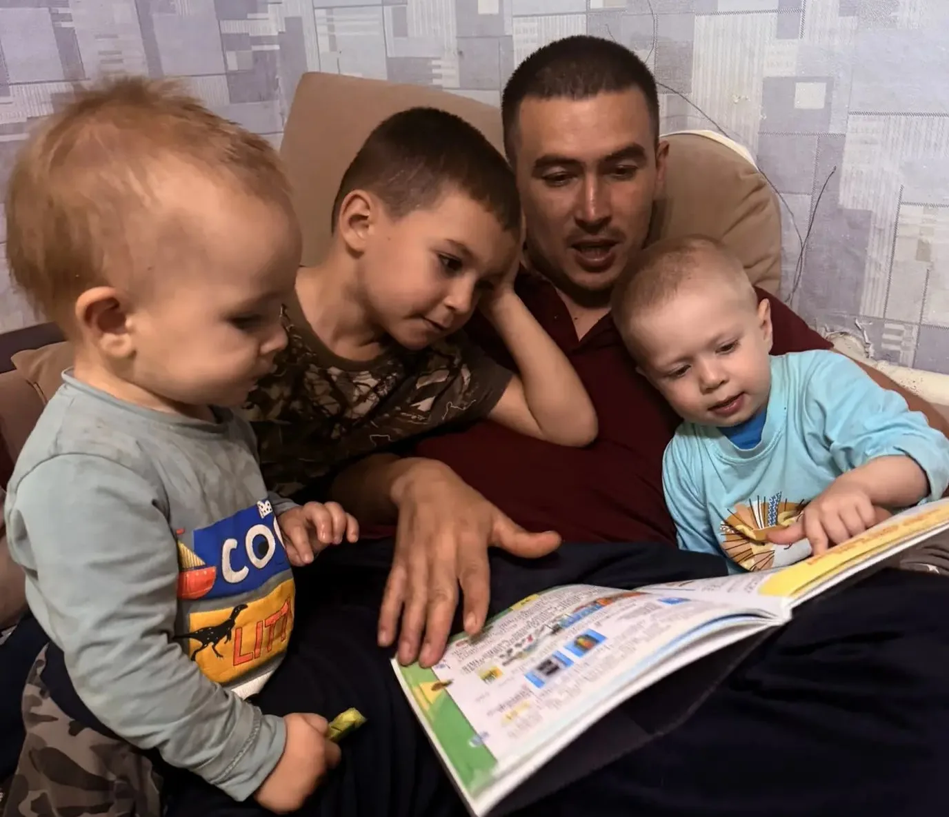 Асхат, Айдар, Айнур и Аяз обожают вечерние чтения с папой Анваром. Дети из семьи Худайг...