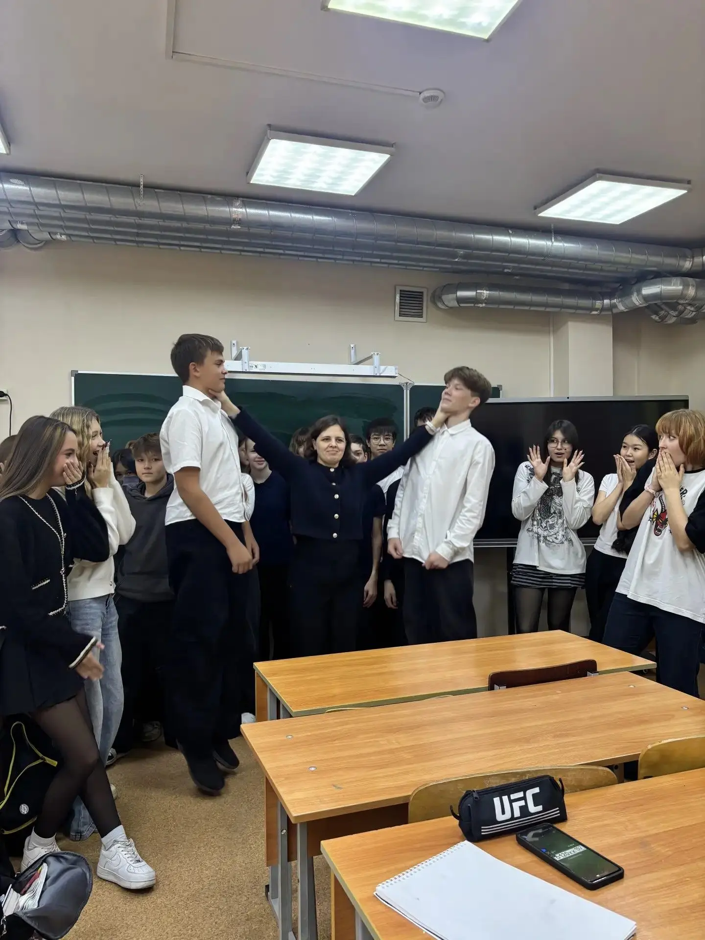 Гостевание классов продолжается! 🧡Ученики 9 «А» побывали в гостях у ребят из 1 «В», 1 ...