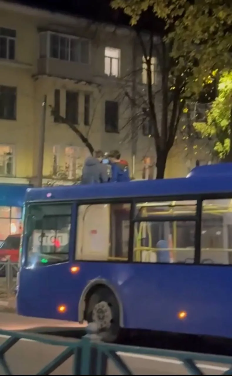 Мы, конечно, видали всякое, но чтобы дети уже на крышах автобусов катались… 😳 Совсем и...