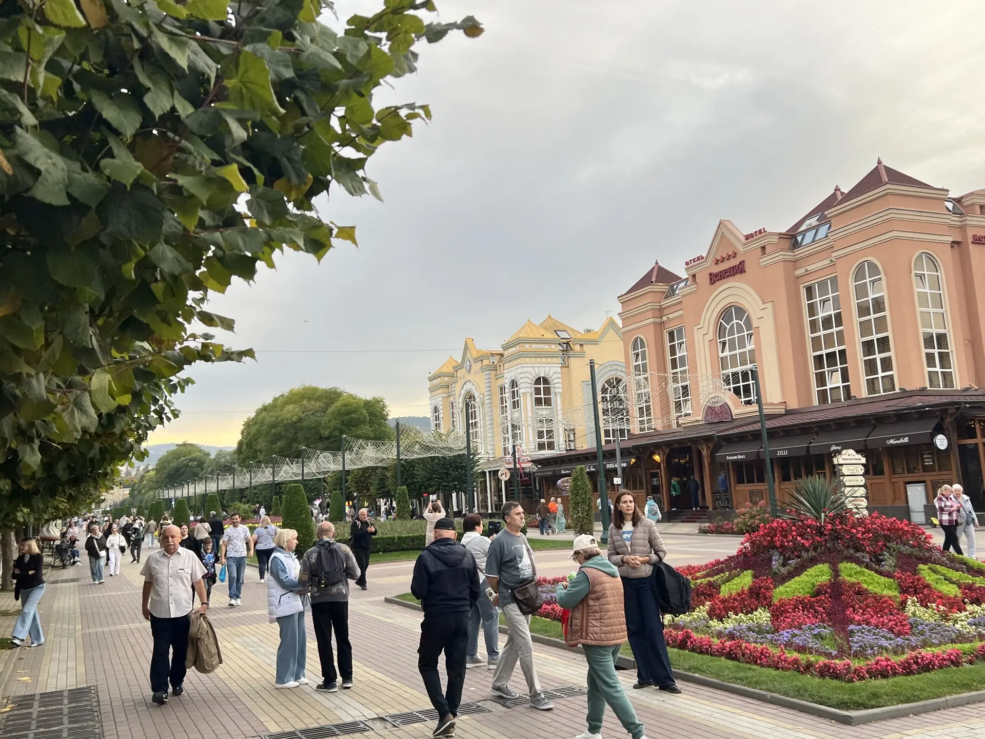 Вышли на Курортный бульвар вечером, ох, сколько же здесь народа!!! 😱