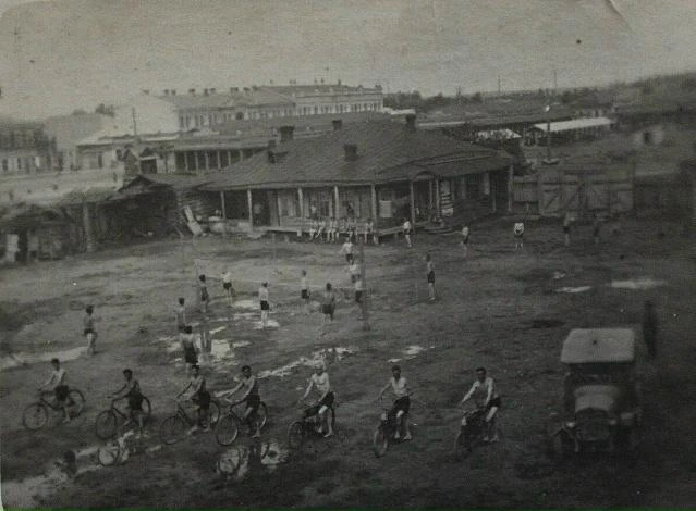 Физическая подготовка курсантов 8-ой школы милиции. Снимок сделан в 1930-е годы во врем...