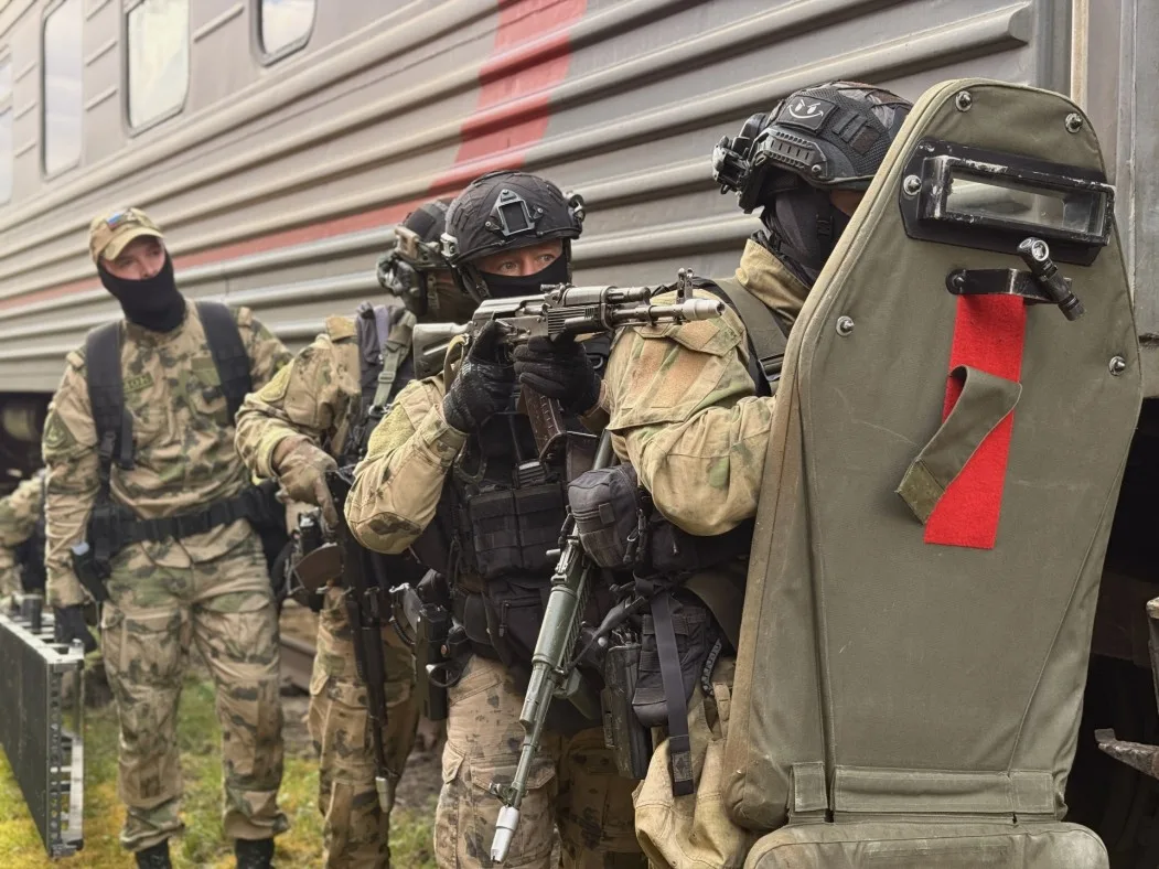 Вооружённые "преступники захватили" поезд с заложниками в Сыктывкаре: вагон пришлось шт...