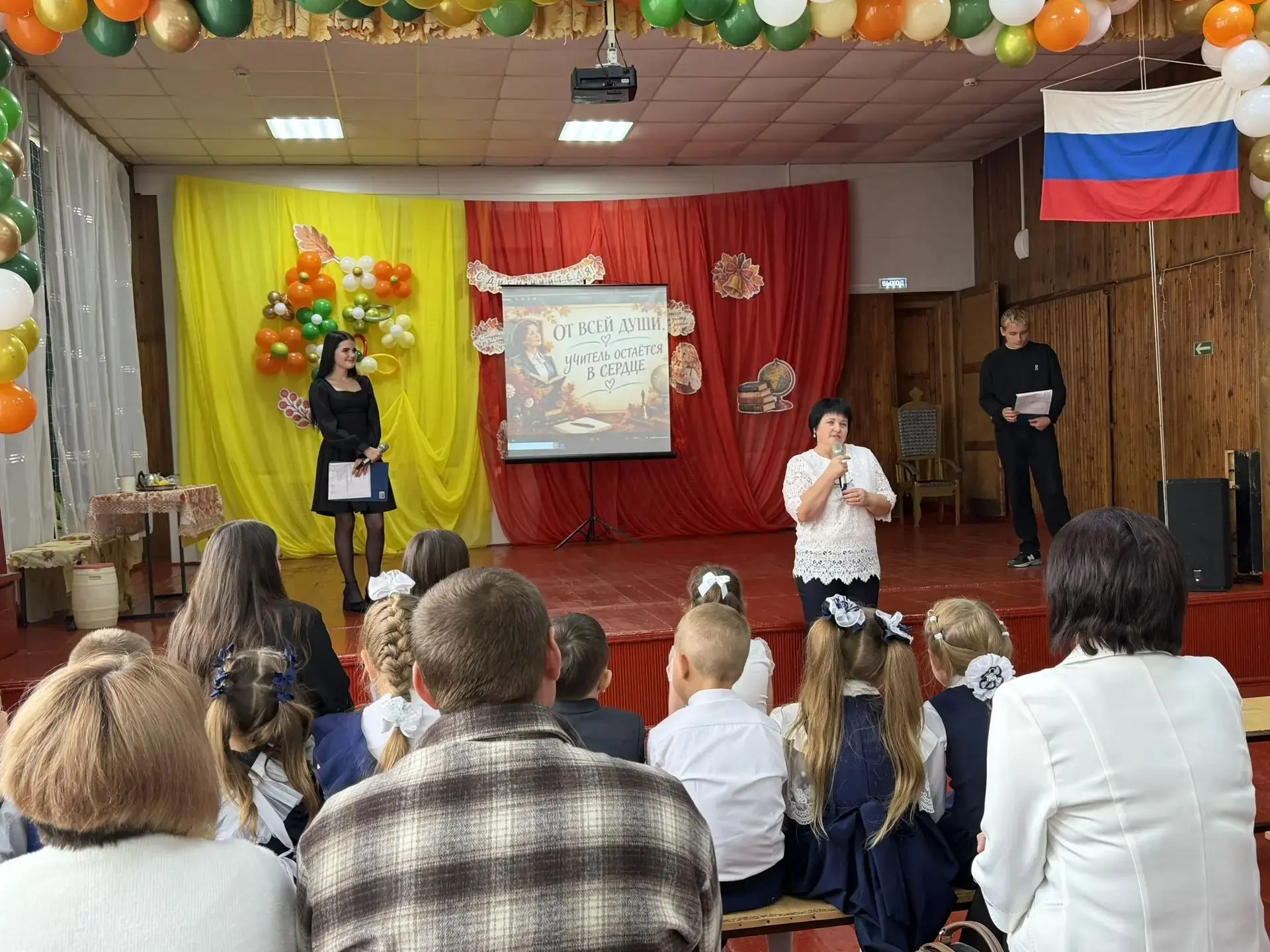 🍂 «Спасибо за мудрость и свет»: в Баганской школе №1 прошел двойной праздник!