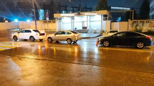 В Калуге три машины столкнулись на Путейской, пострадала женщина