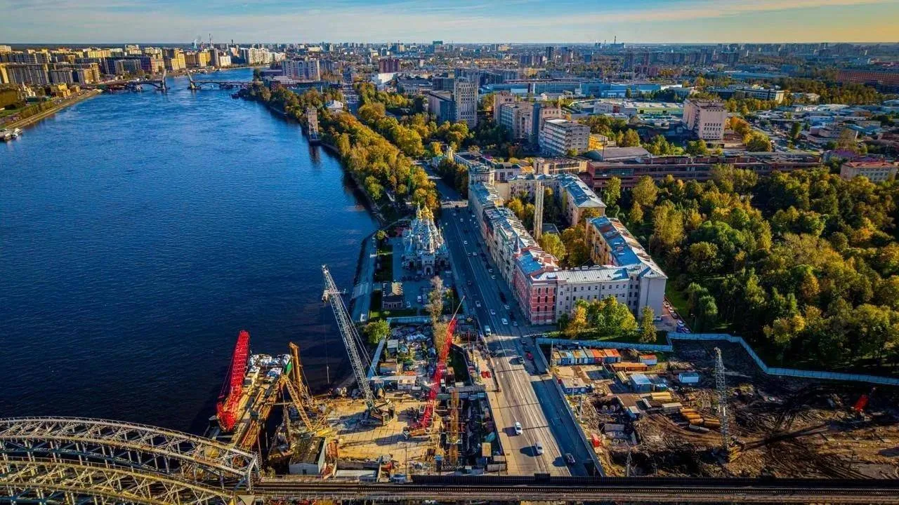 В Петербурге стартовало одновременное возведение постоянного разводного и временного мо...