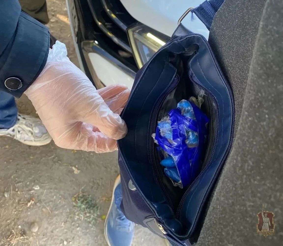 Полицейские изъяли свертки с наркотическими средствами из тайника, оборудованного иност...