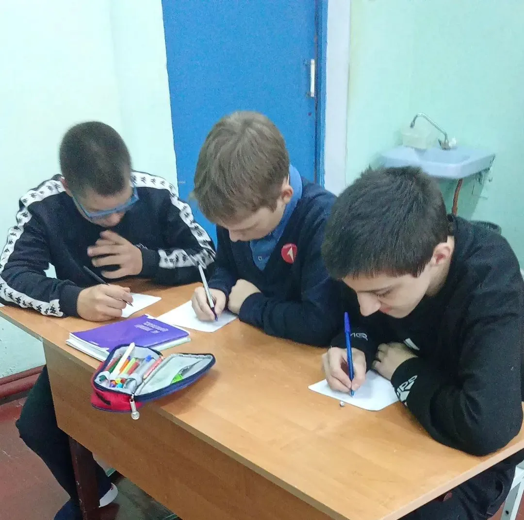 🧡 «Поздравление для папы»: юные активисты Свисталовской школы готовят трогательный сюр...