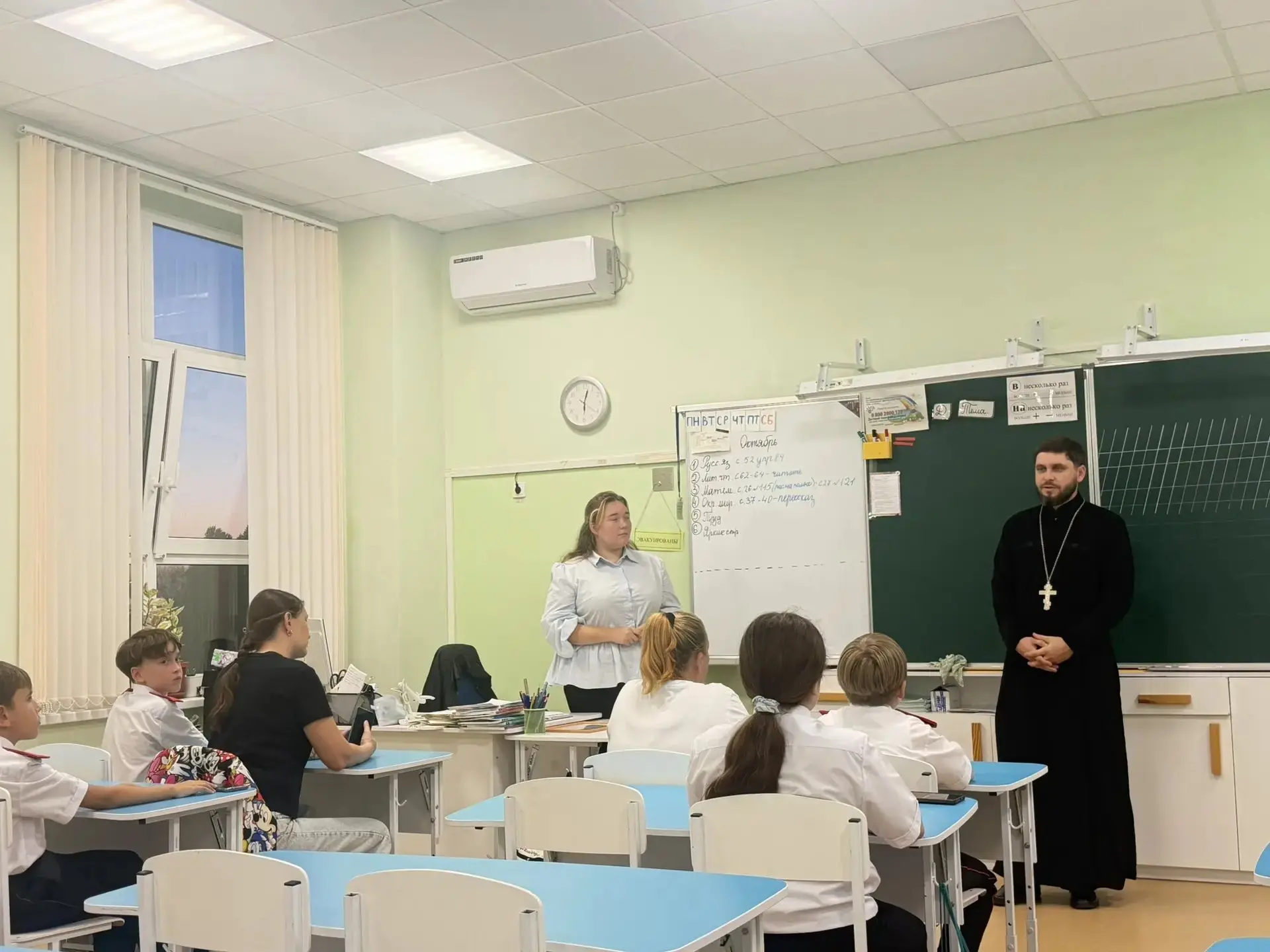 В МАОУ МО Динской район СОШ 3 им. П.С. Нахимова священнослужащий Отец Александр провёл ...