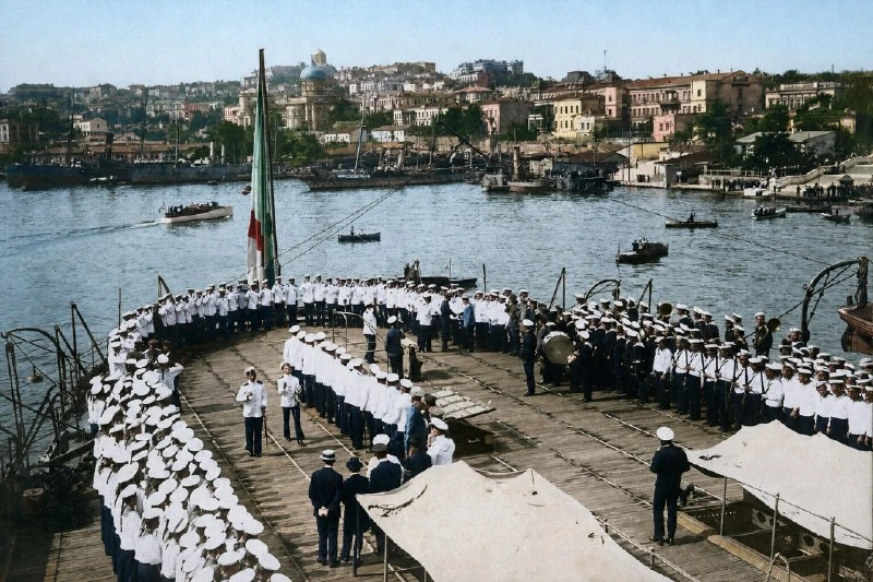 🤔 Узнаёте это место? На снимке 1912–1917 годов вид с борта корабля, а колоризация — ху...