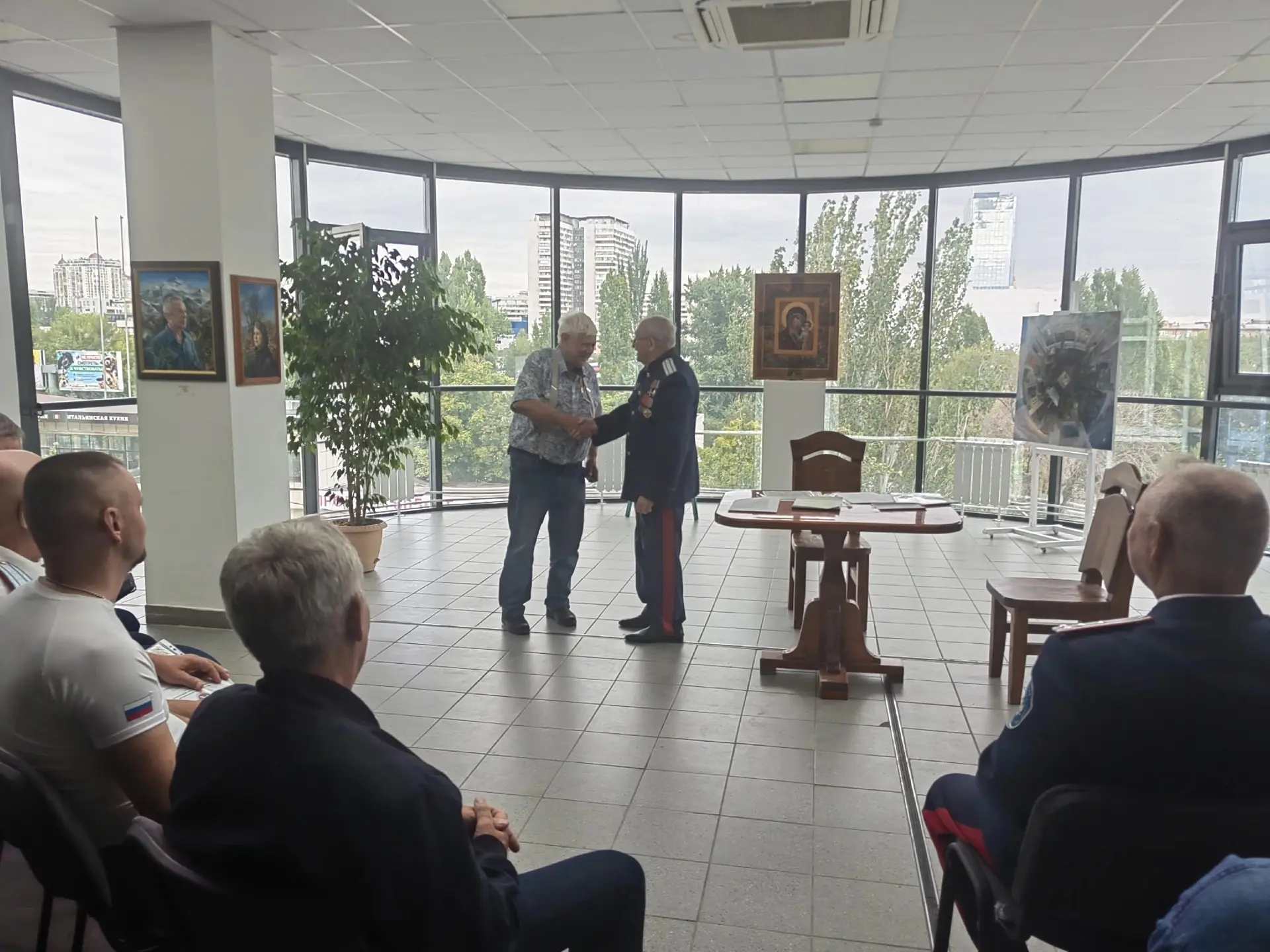 В Галерее Творчества Владислава Коваля, во главе с Атаманом РО СКРВиЗ Селезнёва В. Н. п...