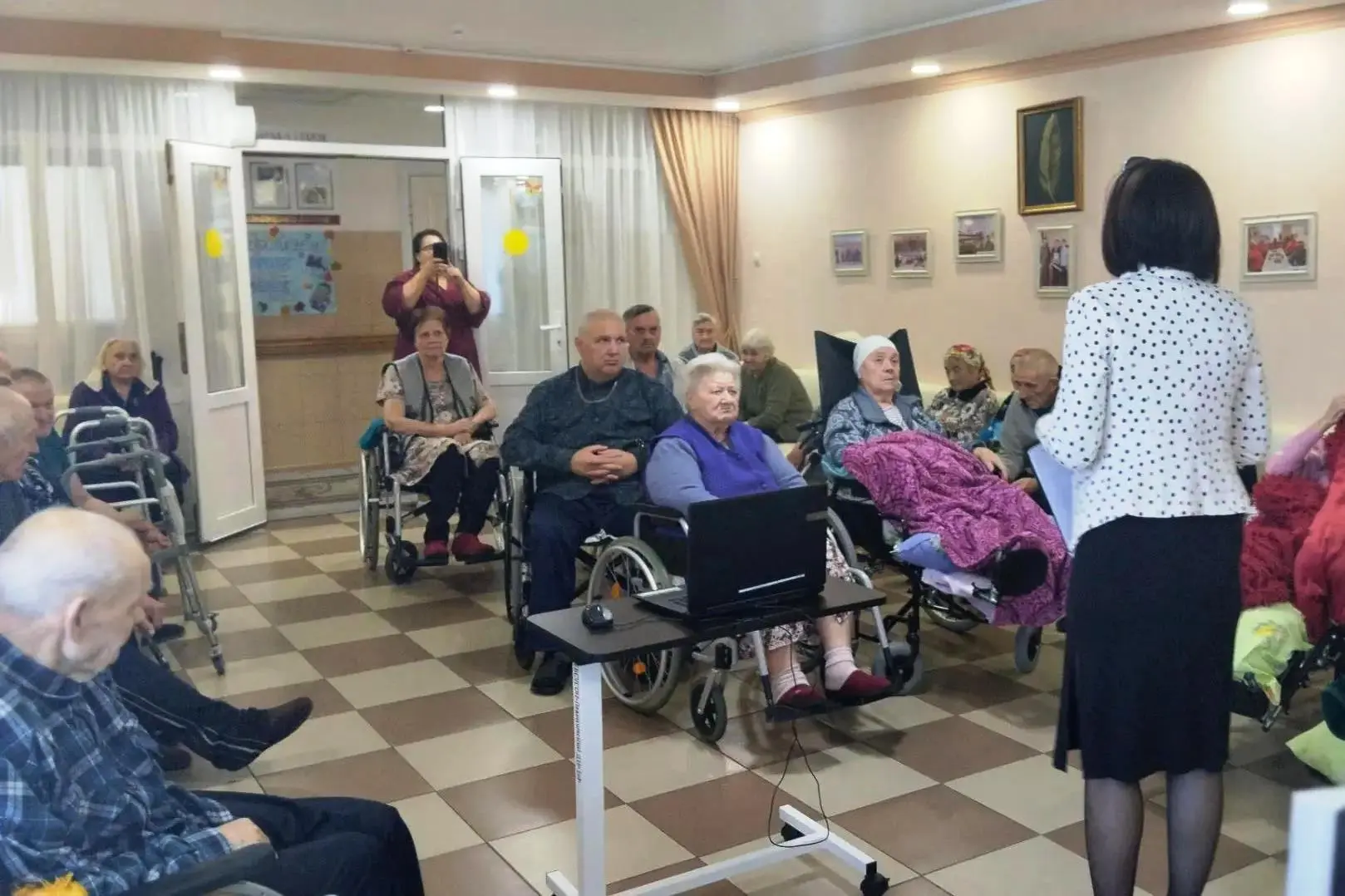 В Левокумском доме-интернате для престарелых и инвалидов сотрудники Центральной библиот...