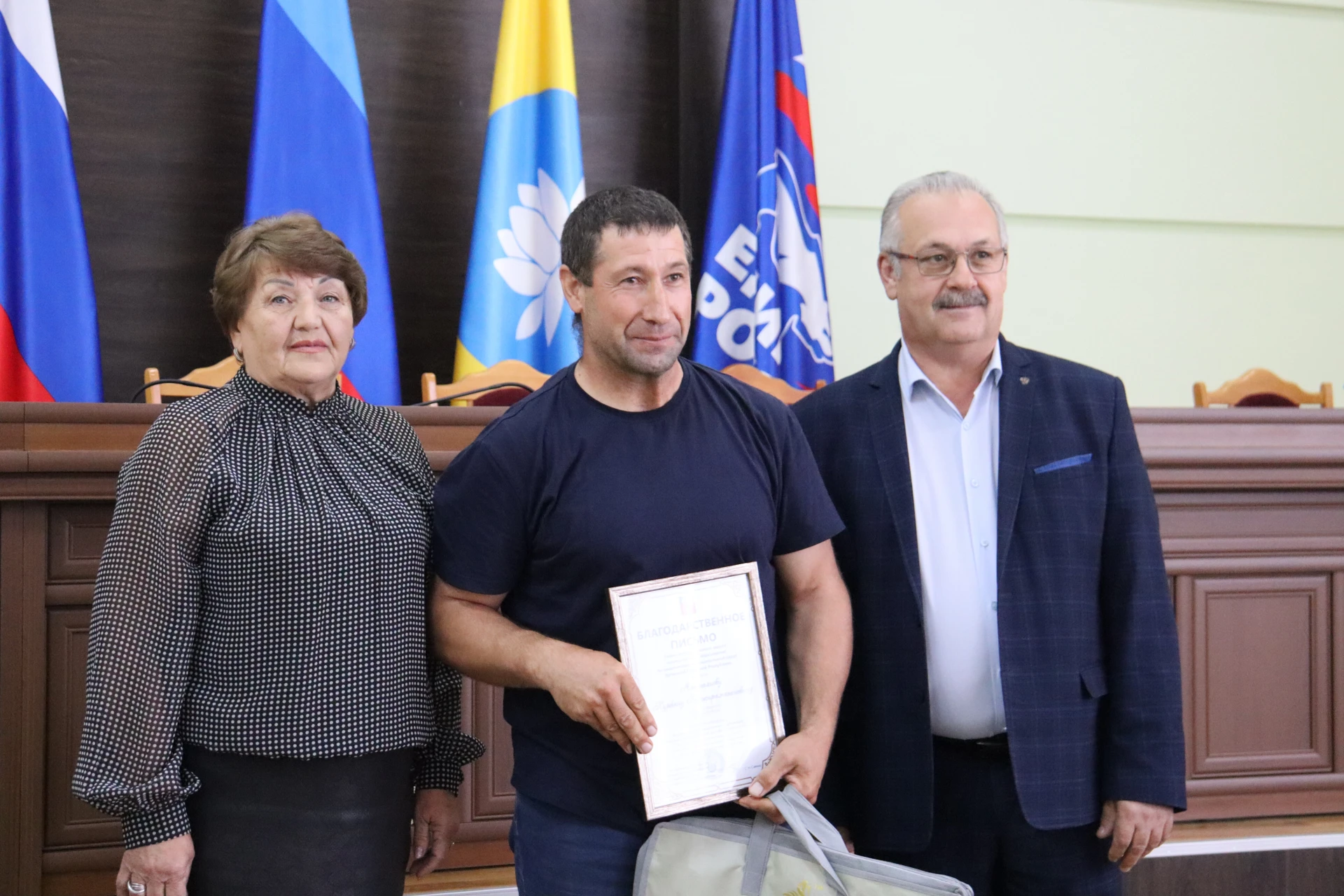 В Антраците состоялось торжественное мероприятие, посвящённое работникам дорожного хозя...