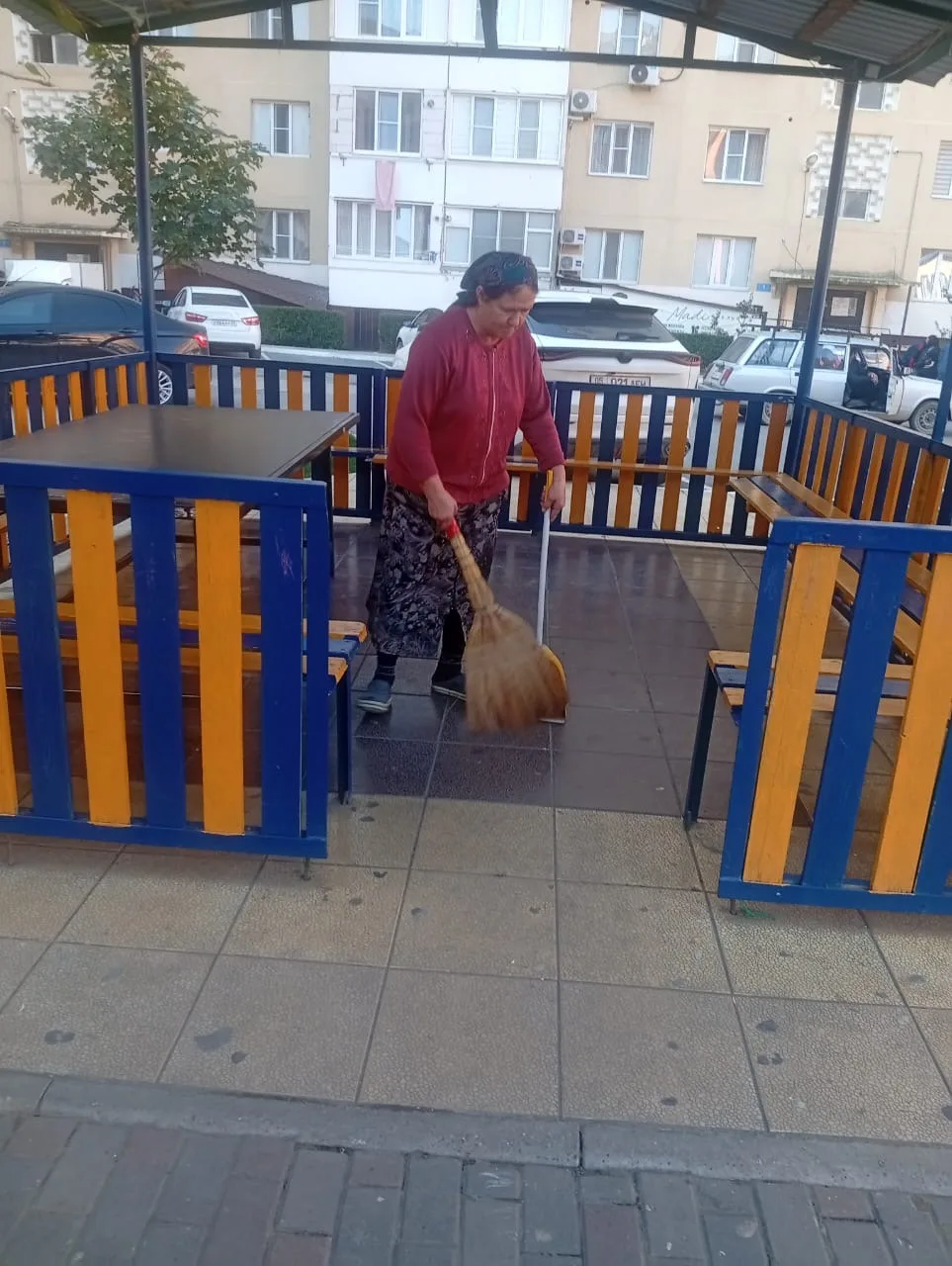 Также произведена уборка на территории двора по адресу: ул. Ленина, д. 98 «а»
