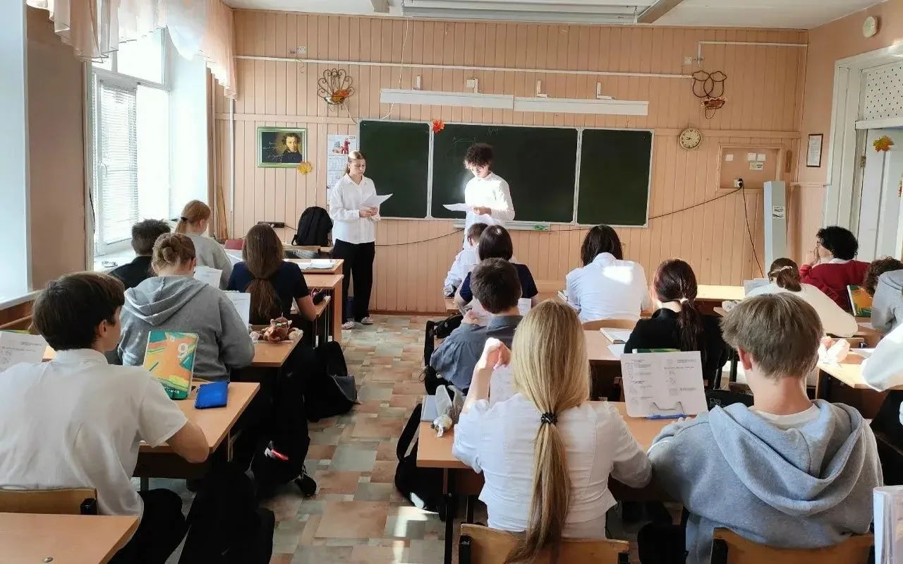 В рамках недели самоуправления ученики 9А класса Николаенко Анастасия, Осипова Дарья, К...