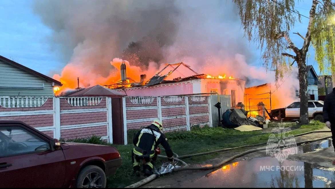 🔥 В Аксае загорелся частный дом на улице Яблоневой