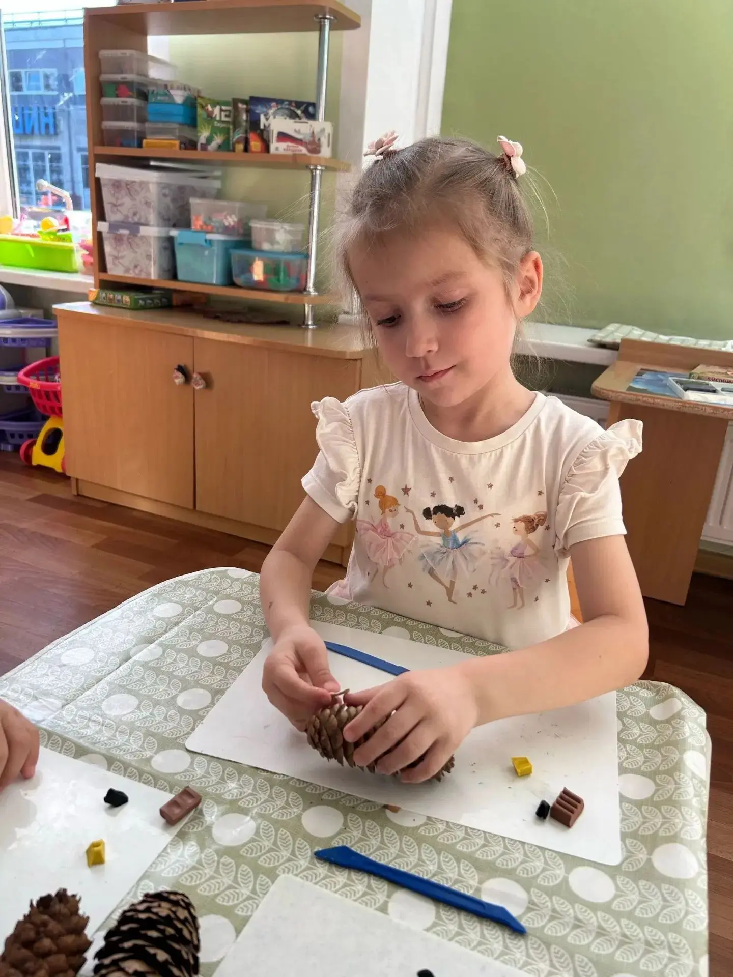 🍁 Осенью появляется много природного материала, который можно использовать в детском т...