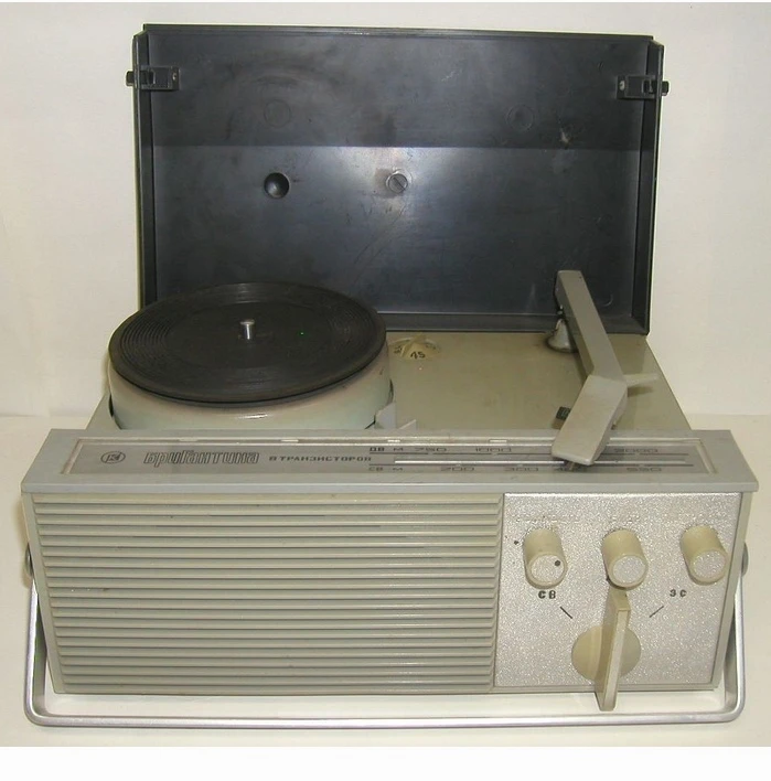 1. Портативная радиола «Бригантина», 1960-е гг. Коллекция Волгодонского эколого-историч...