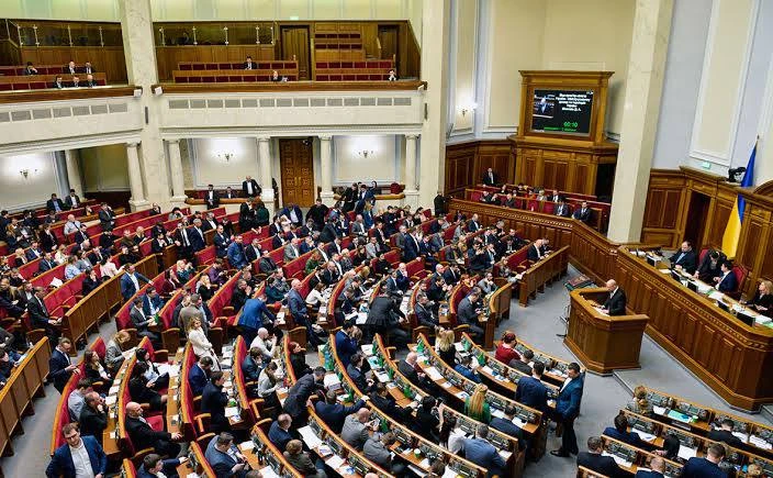 Рада отменила льготы для работников вредных производств и гарантии для беременных